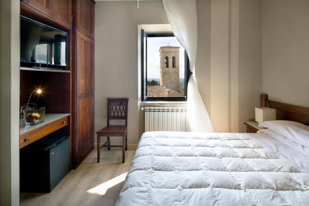 Hotel Degli Affreschi 몬테팔코 객실 사진